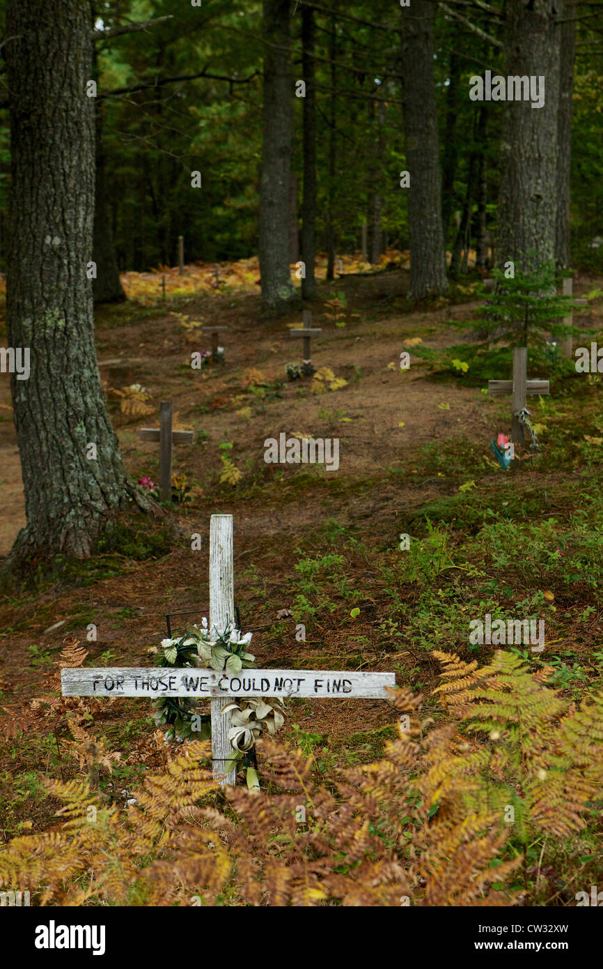 Une pierre tombale avec l'inscription "Pour ceux que nous n'avons pas trouvé' dans Seney's Boot Hill Cemetery avec d'autres tombes en arrière-plan Banque D'Images
