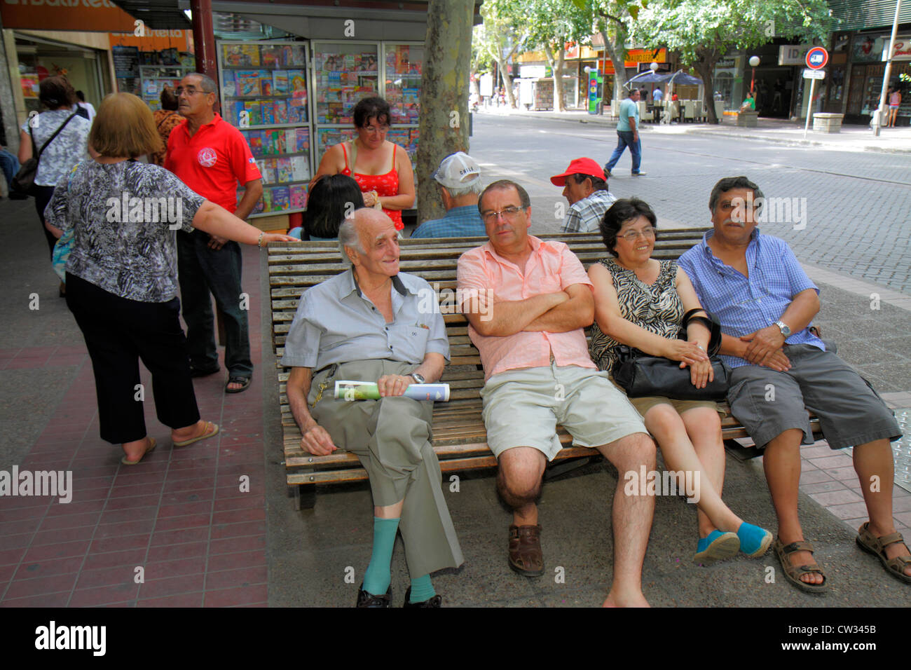 Mendoza Argentine, Avenida San Martin, scène de rue, arrêt de bus, banc, rue, trottoir, hispanique hispanique Latins Latino Latinos, hispanique parlant espagnol, adulte Banque D'Images