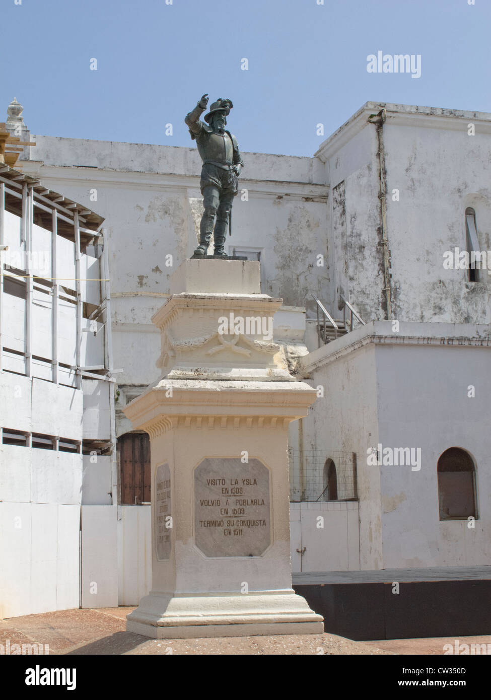 Des rues pavées et des statues dans la vieille ville de San Juan. Banque D'Images