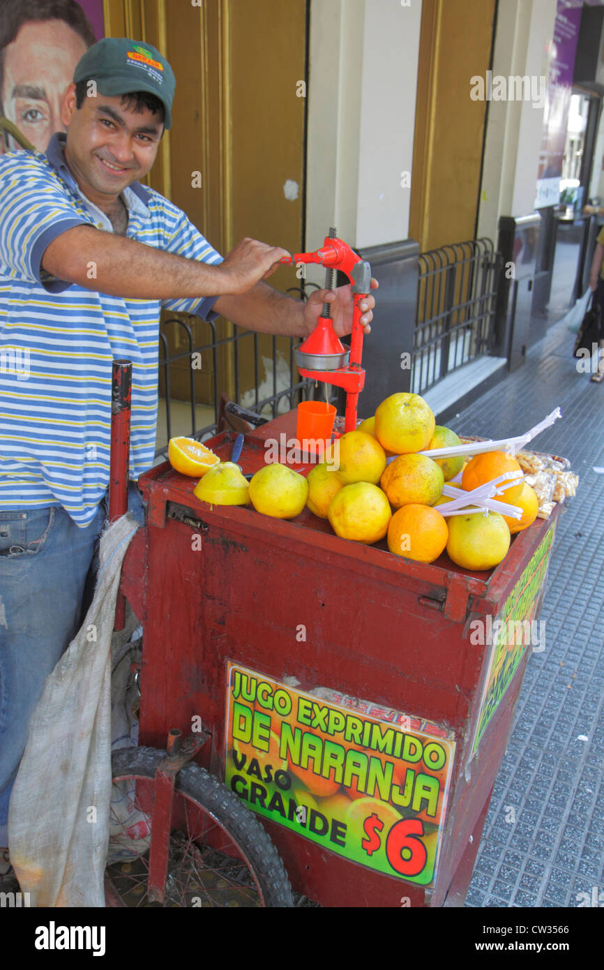 Buenos Aires Argentina,Avenida de Mayo,rue,trottoir,rue,vendeurs,stalles stands marché, boissons, boissons, jus d'orange, couinement frais Banque D'Images