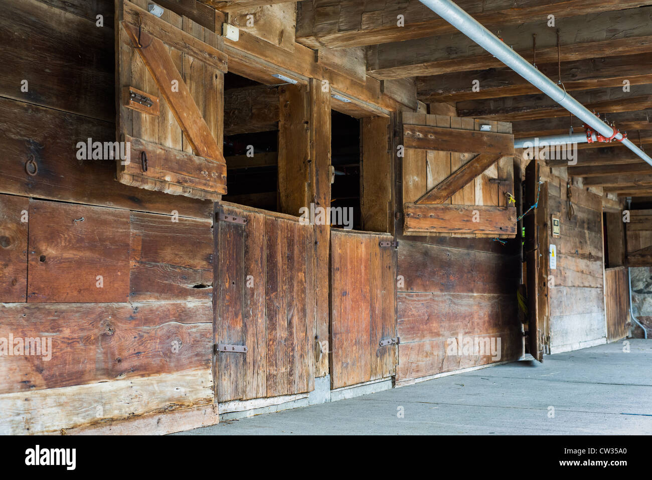 Il s'agit d'une image de portes stables sur une grange traditionnelle stable de l'Ontario. Banque D'Images