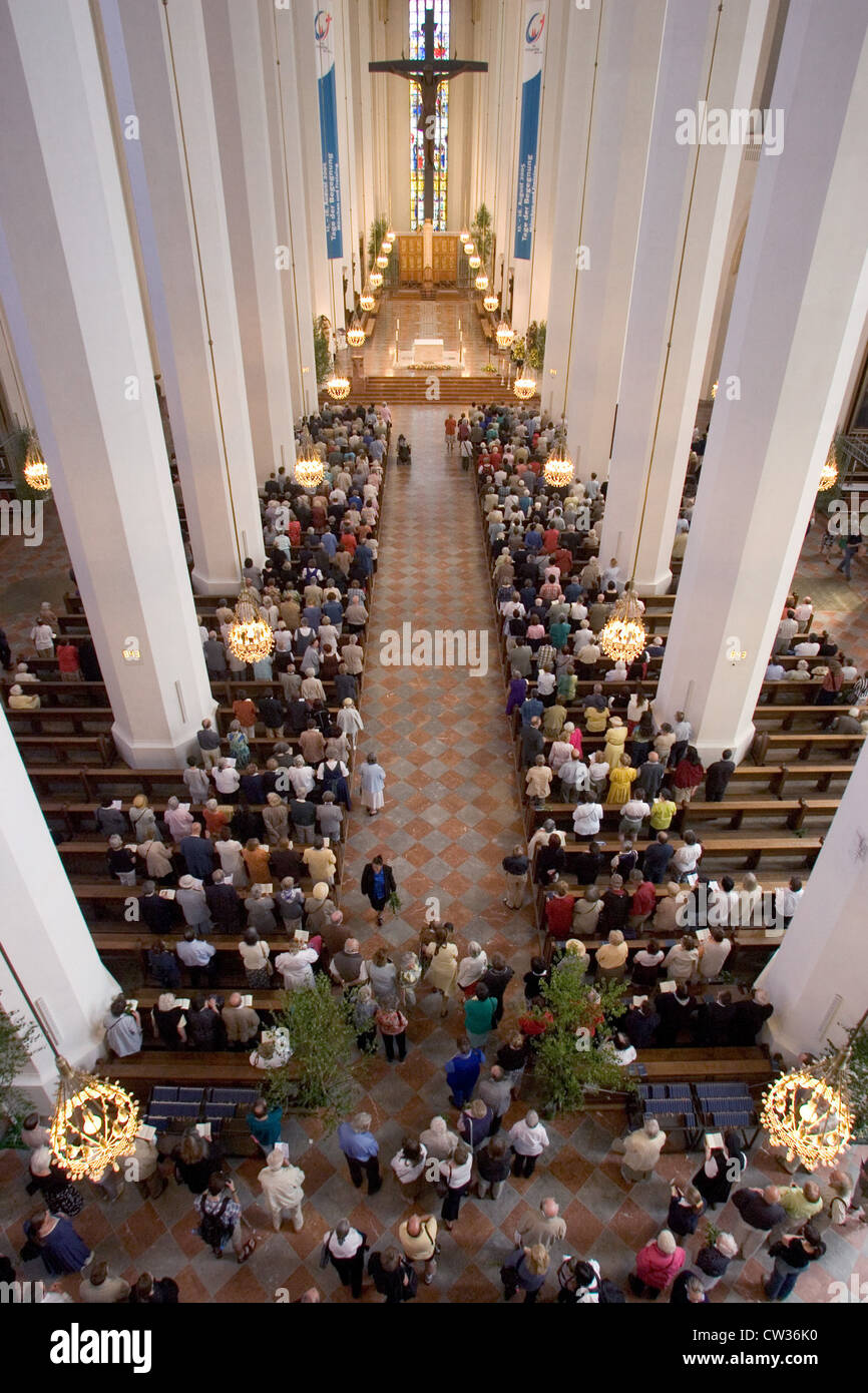 Muenchen, les gens à la messe dans l'église Frauenkirche à Munich Banque D'Images