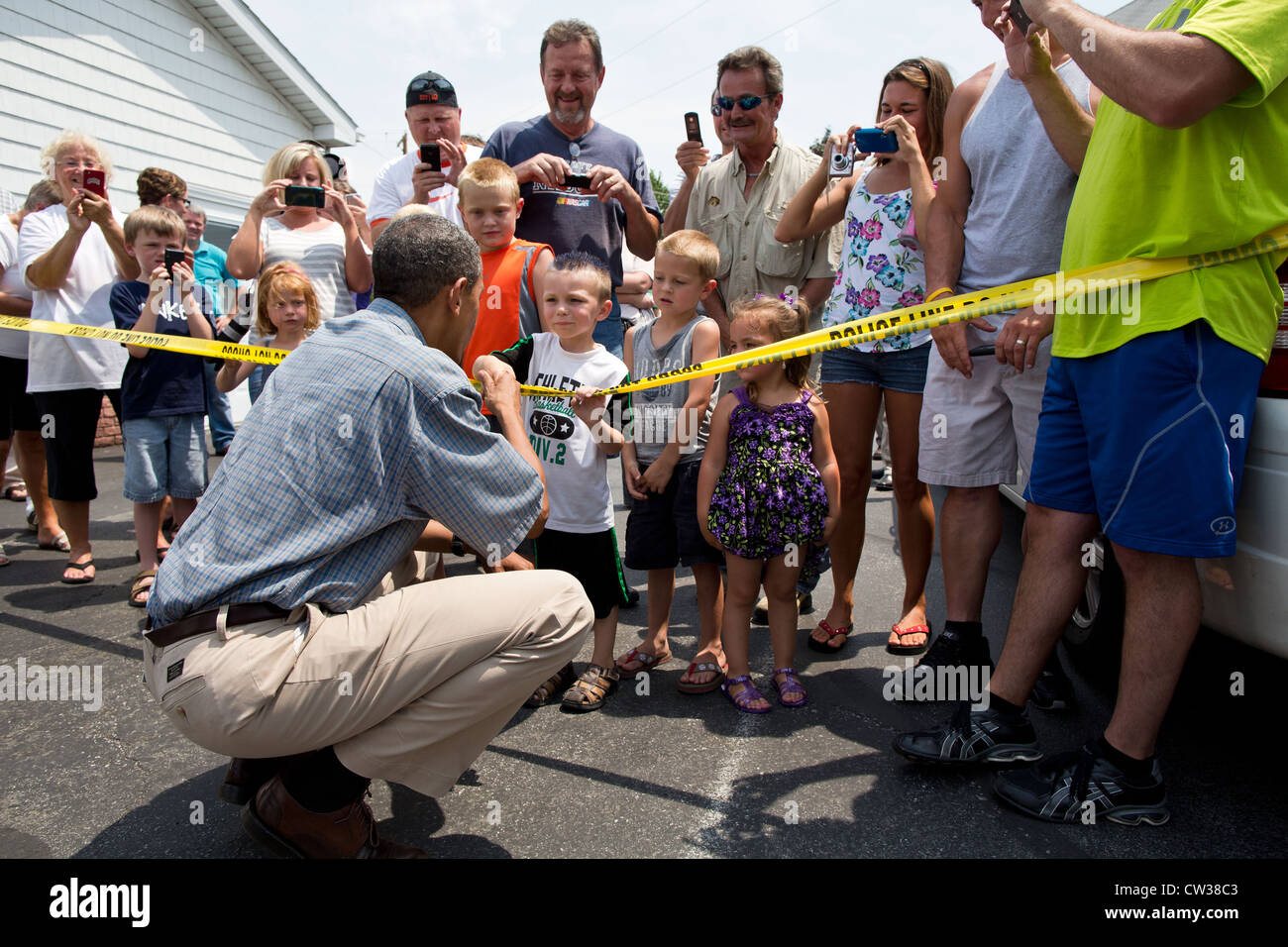 Le président Barack Obama parle avec des gens à l'extérieur Kozy Corners restaurant le 15 juillet 2012 à Oak Harbor, dans l'Ohio. Banque D'Images