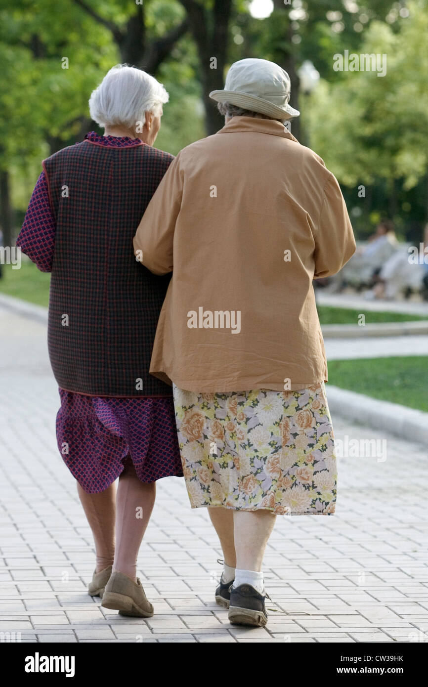 Moscou, deux vieilles femmes marchant Banque D'Images