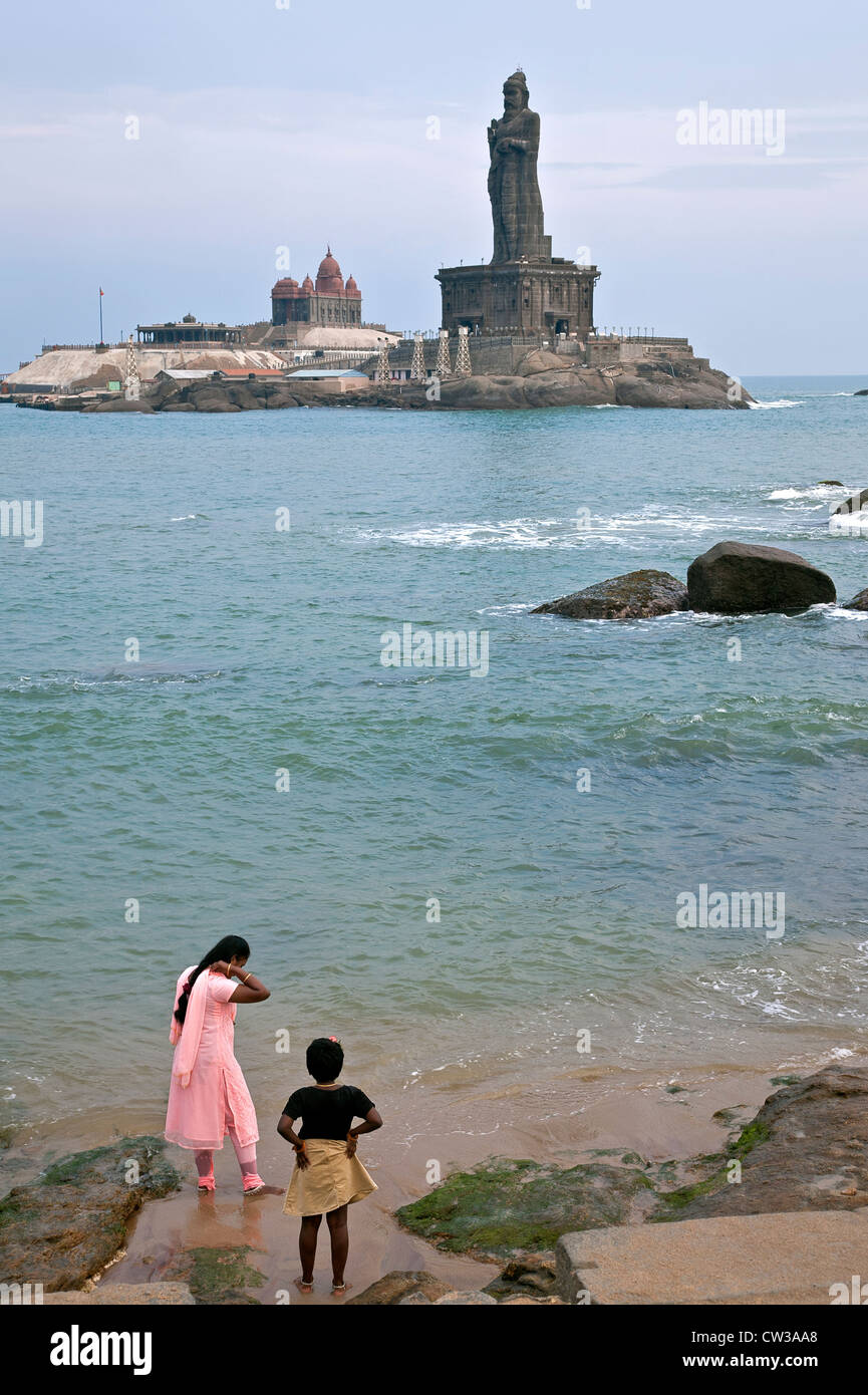 Vivekananda memorial rock et Thiruvalluvar statue (poète tamoul). Kanyakumari. Le cap Comorin. L'Inde Banque D'Images