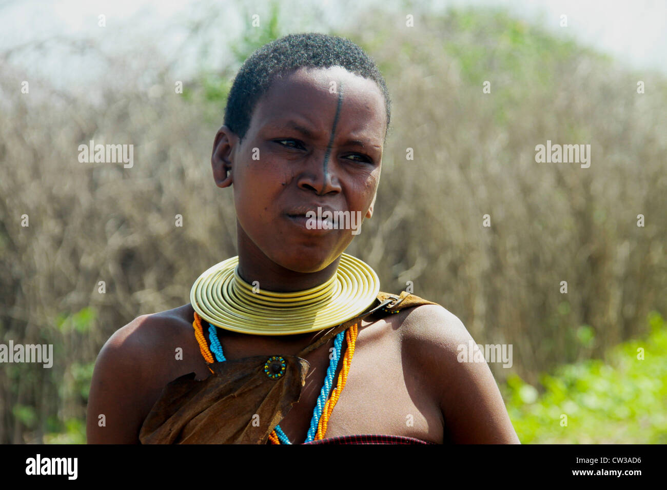 Du sud, la Tanzanie, le lac Eyasi, les jeunes femmes Hadza une petite tribu de chasseurs-cueilleurs Hadzabe AKA Banque D'Images