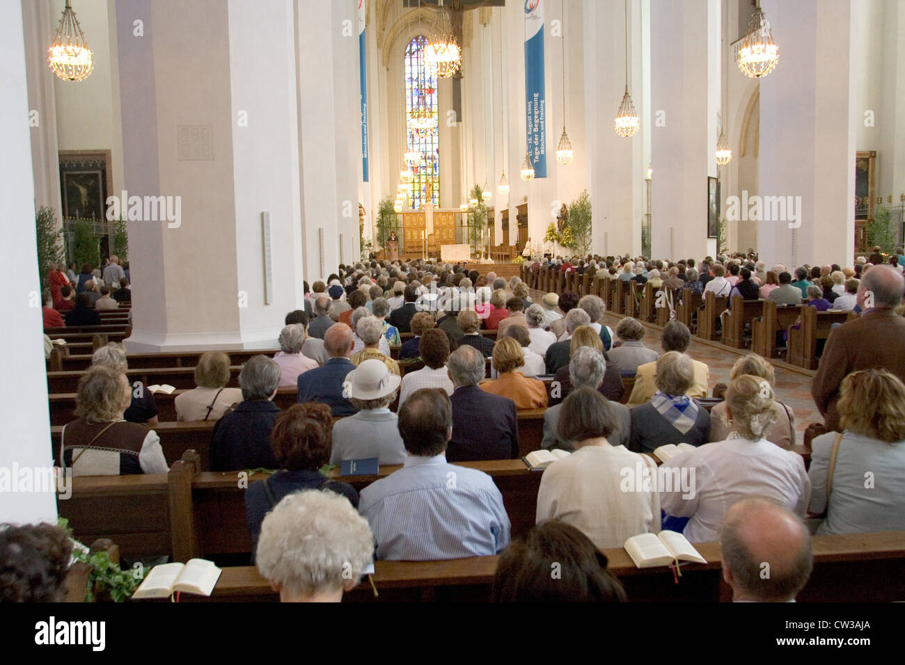 Muenchen, les gens à la messe dans l'église Frauenkirche à Munich Banque D'Images
