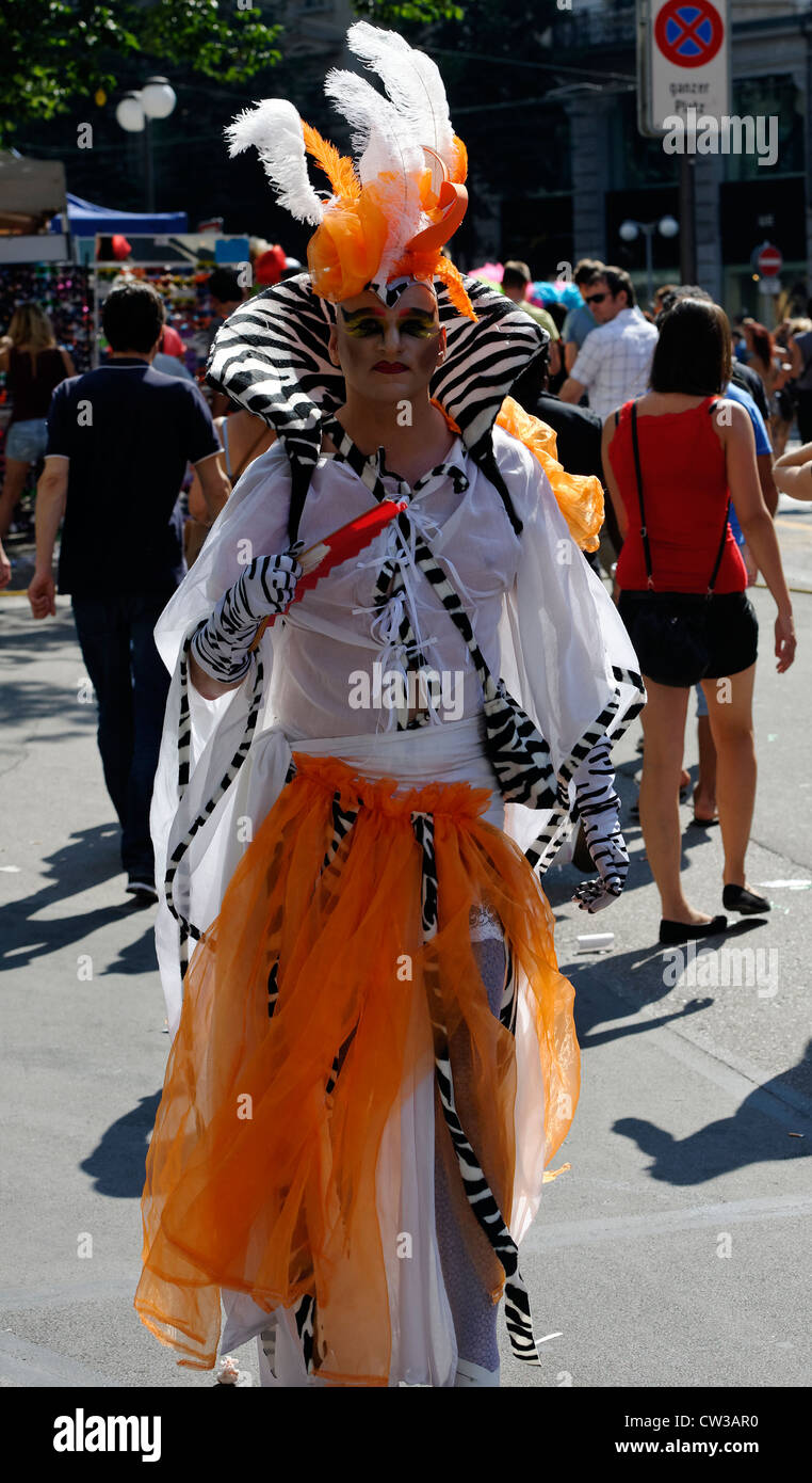 Travesti mature reveler à la Street Parade de Zurich, un techno et trance festival. Banque D'Images