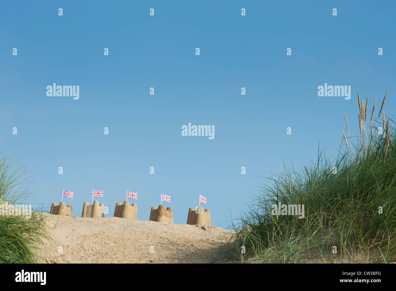 Drapeaux Union Jack dans des châteaux de sable sur une dune de sable. Wells next the sea. Norfolk, Angleterre Banque D'Images