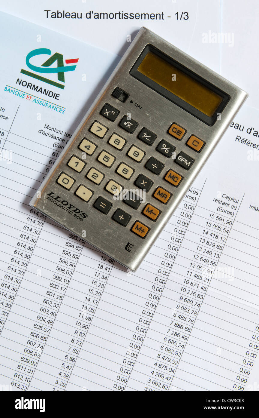 Une calculatrice de poche portant sur un calendrier de remboursement hypothécaire. Banque D'Images