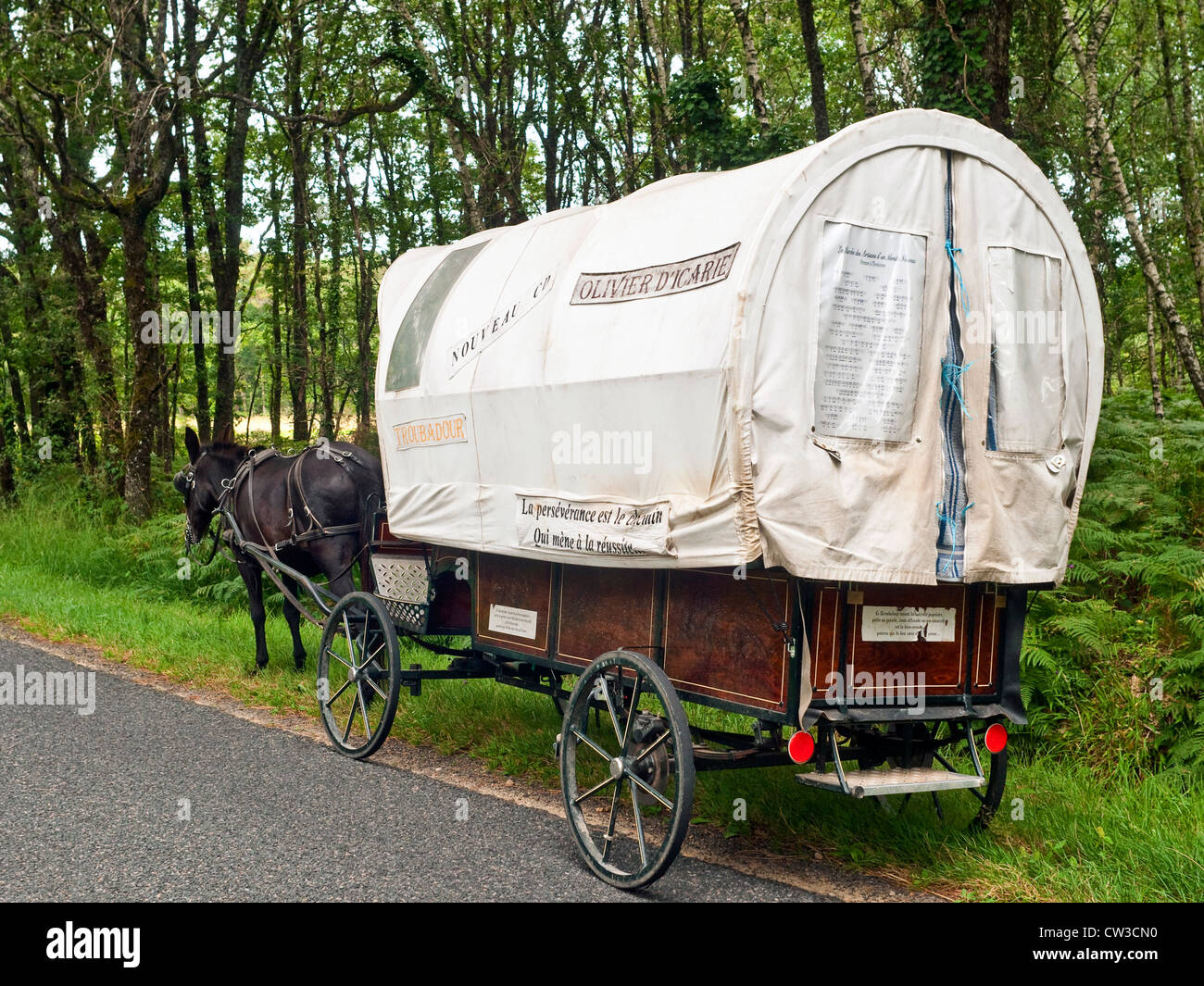 Troubadour avec mule-dessiné roulotte - France. Banque D'Images