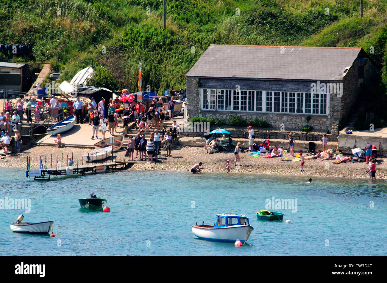Les vacanciers sur la plage de l'anse de Lulworth Dorset UK Banque D'Images