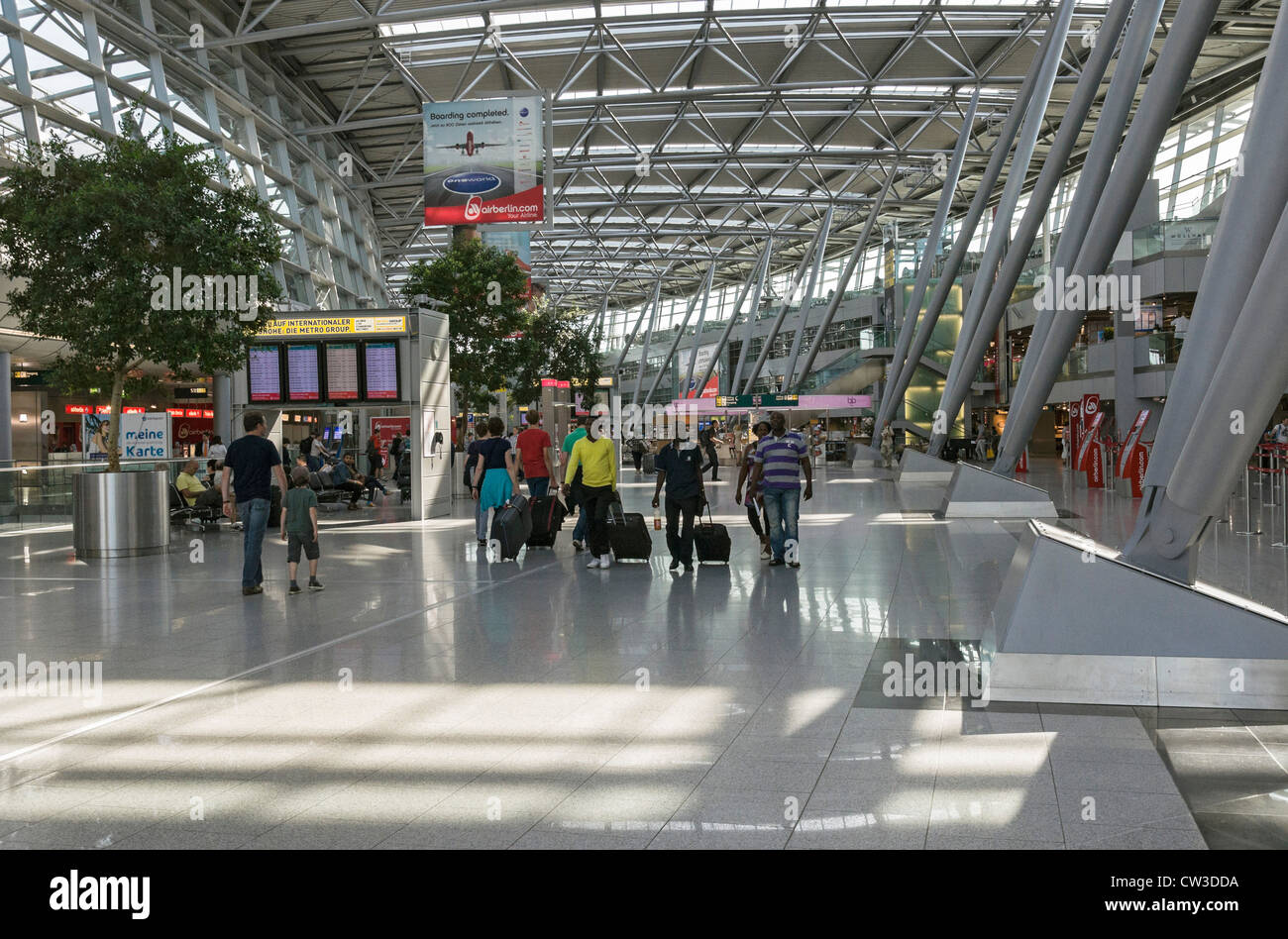 Intérieur de l'aérogare à l'Aéroport International de Düsseldorf, Allemagne. Banque D'Images