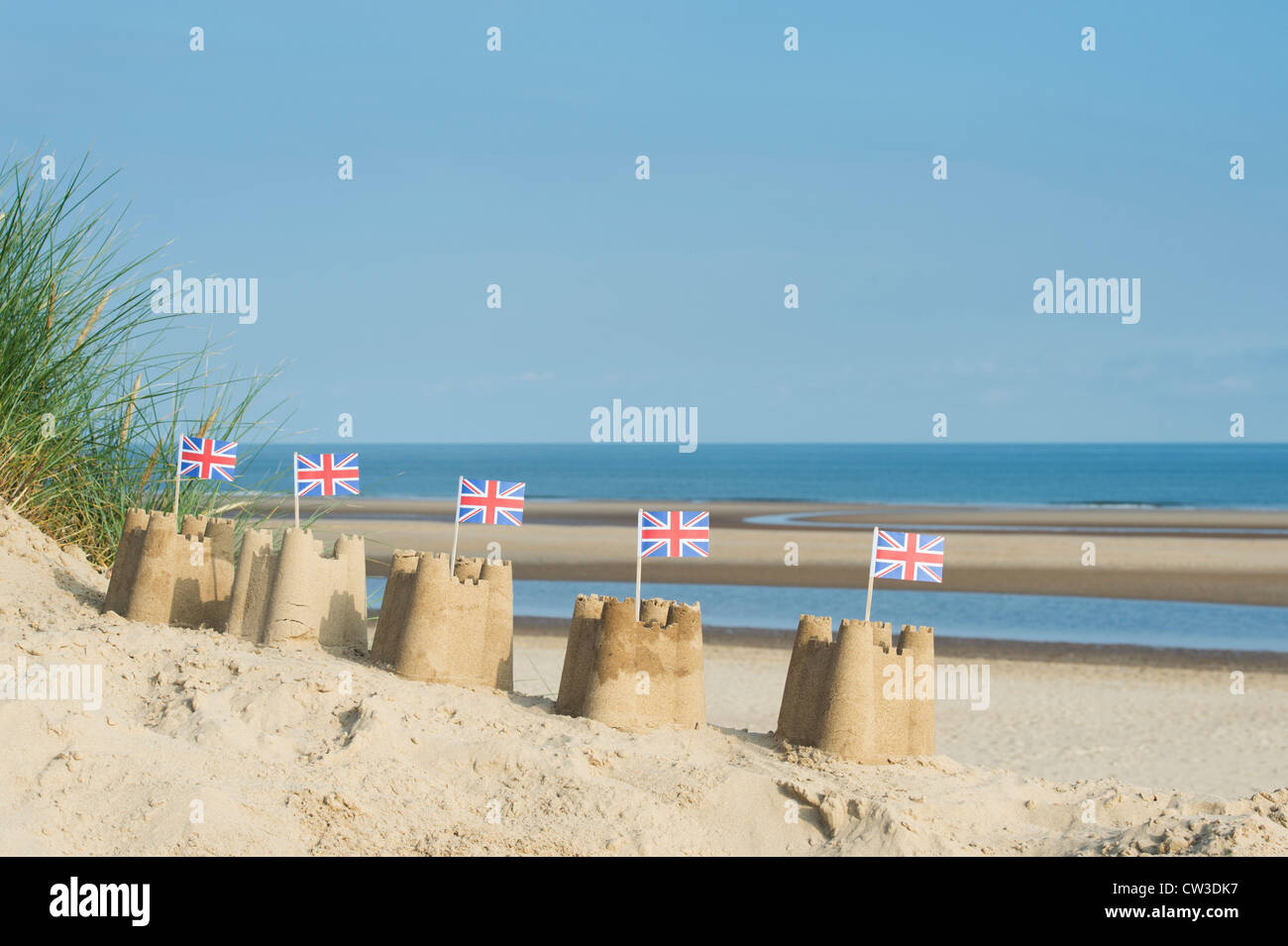 Drapeaux Union Jack dans des châteaux de sable sur une dune de sable. Wells next the sea. Norfolk, Angleterre Banque D'Images