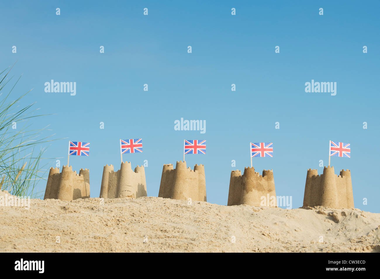 Drapeaux Union Jack dans des châteaux de sable sur une dune de sable. Wells next the sea. Norfolk, Angleterre Banque D'Images
