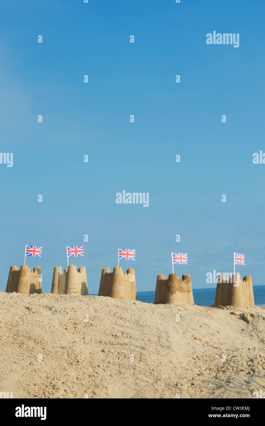 Drapeaux Union Jack dans des châteaux de sable sur une dune de sable. Wells next the sea. Norfolk, Angleterre Banque D'Images