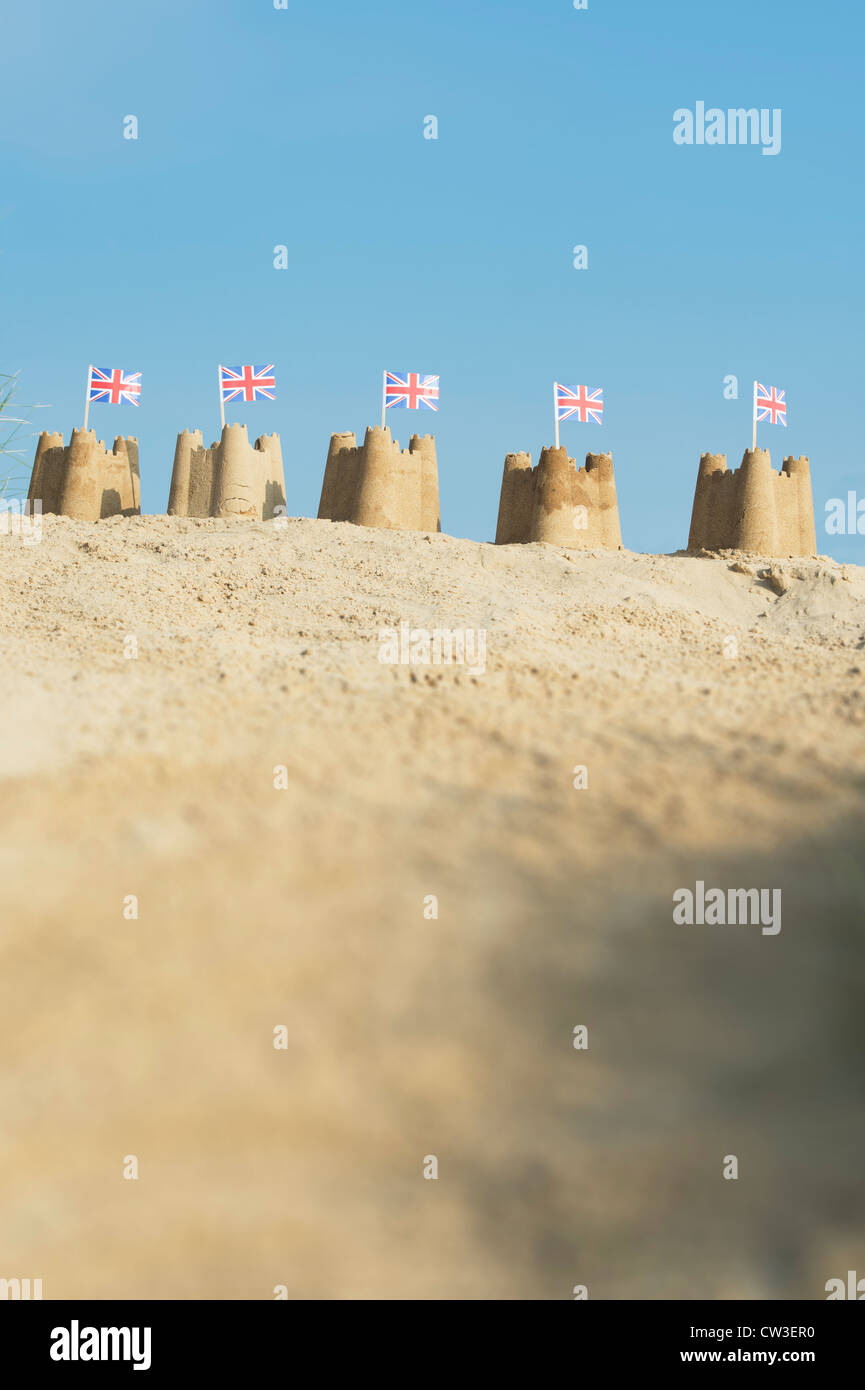 Drapeaux Union Jack dans des châteaux de sable sur une dune de sable. Wells next the sea. Norfolk, Angleterre Banque D'Images