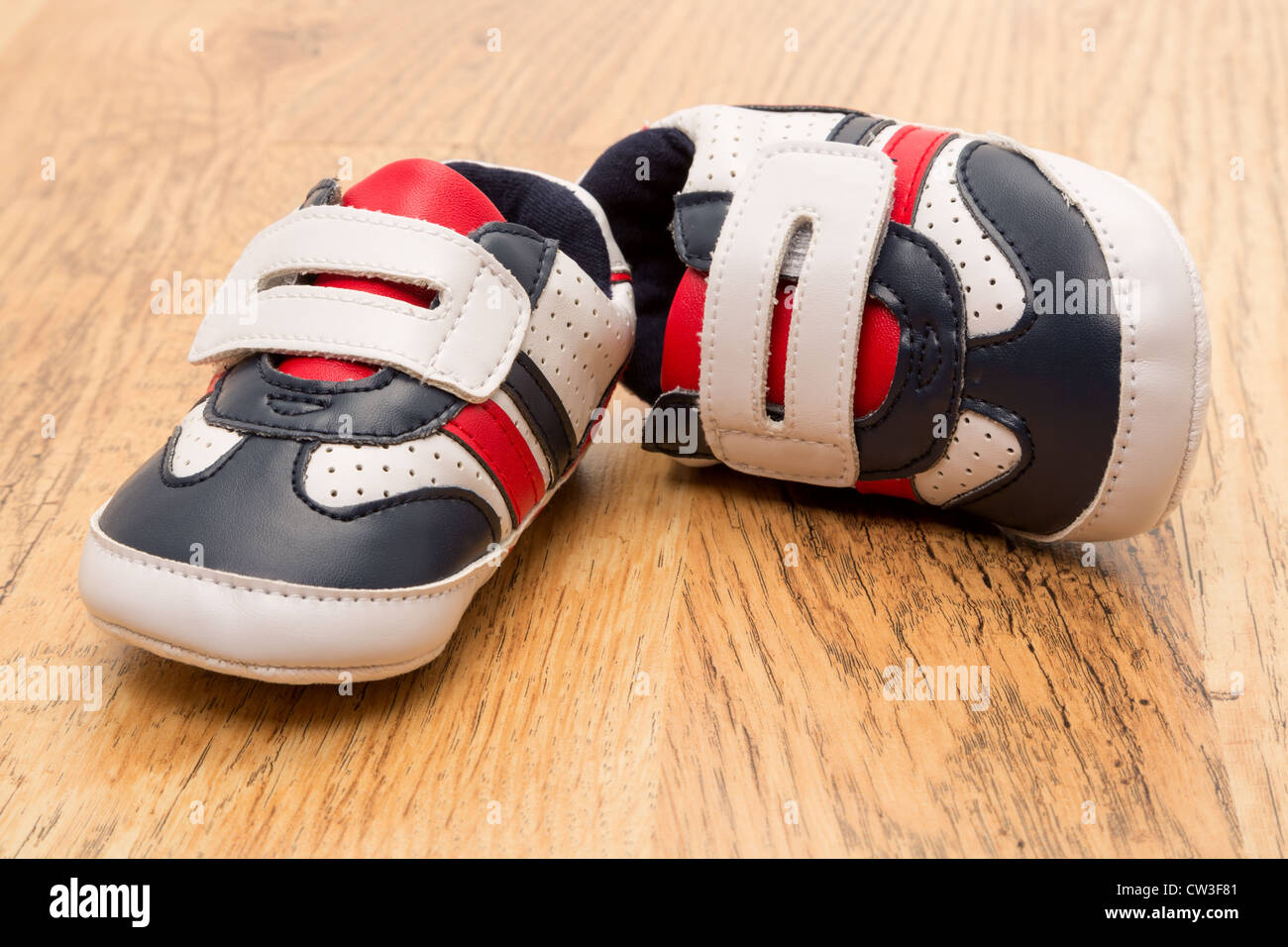 Une paire de chaussures de sport de childs Banque D'Images