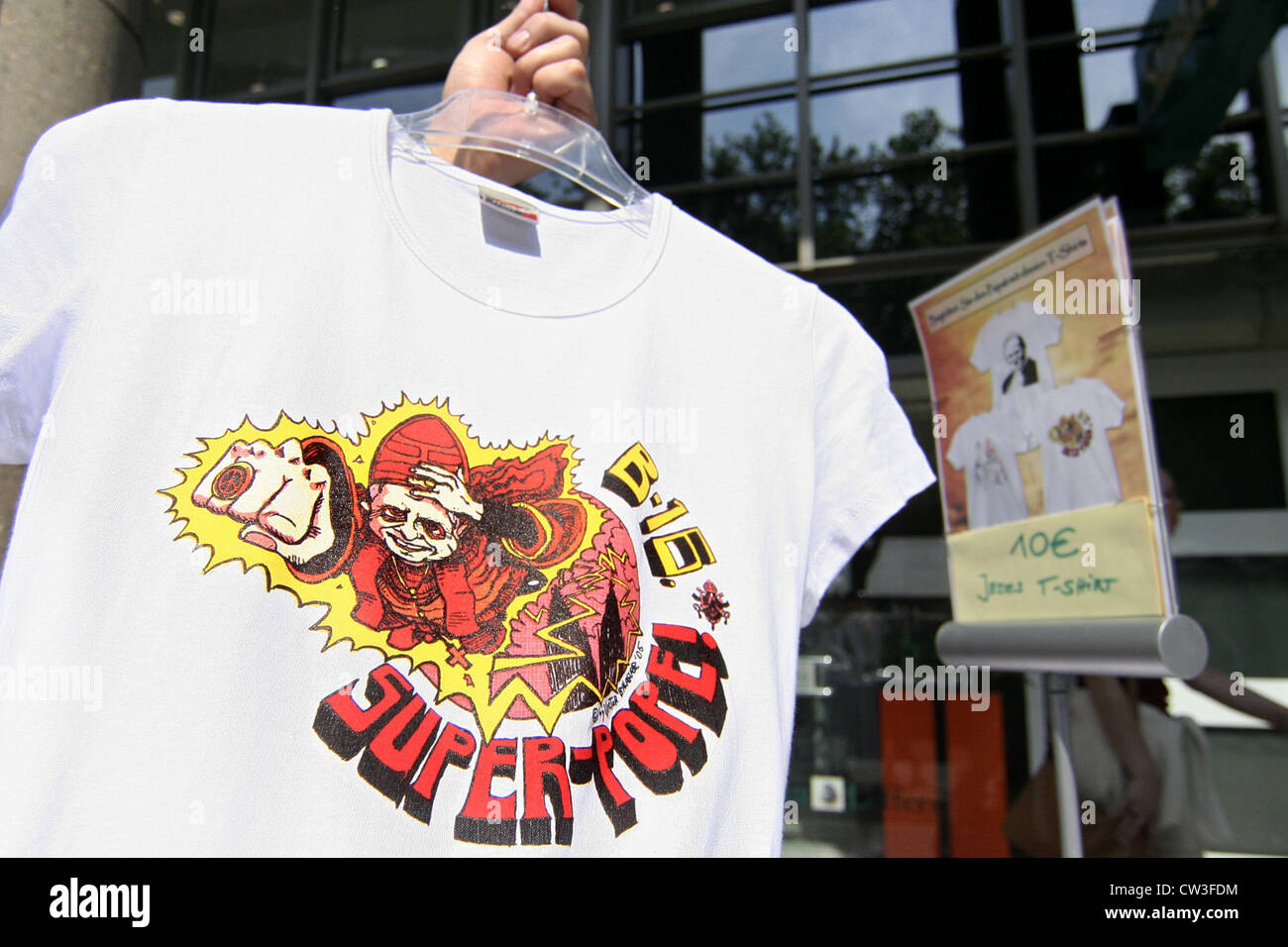 T-shirt imprimé habilement avec une caricature du Pape Benoît XVI. Banque D'Images
