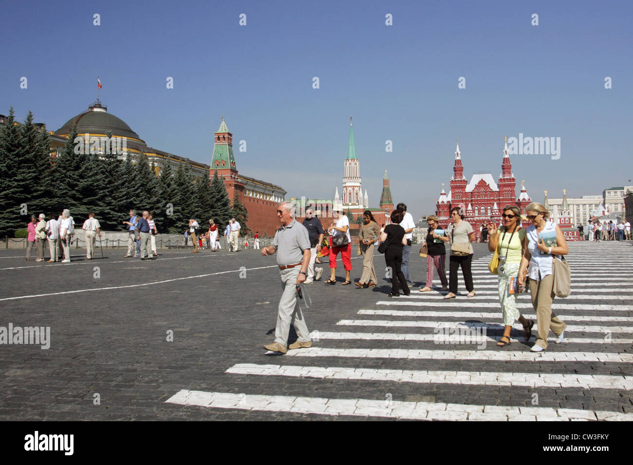 Moscou, les touristes à la Place Rouge. Le mausolée de Lénine en arrière-plan (à gauche) et le Musée Historique Banque D'Images