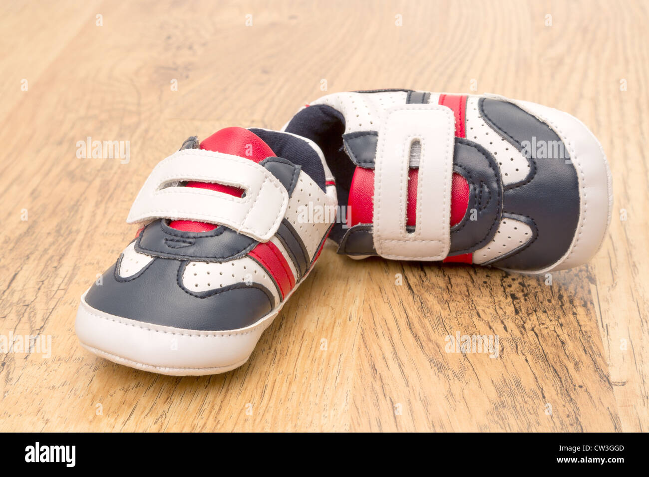 Une paire de chaussures de sport de childs Banque D'Images