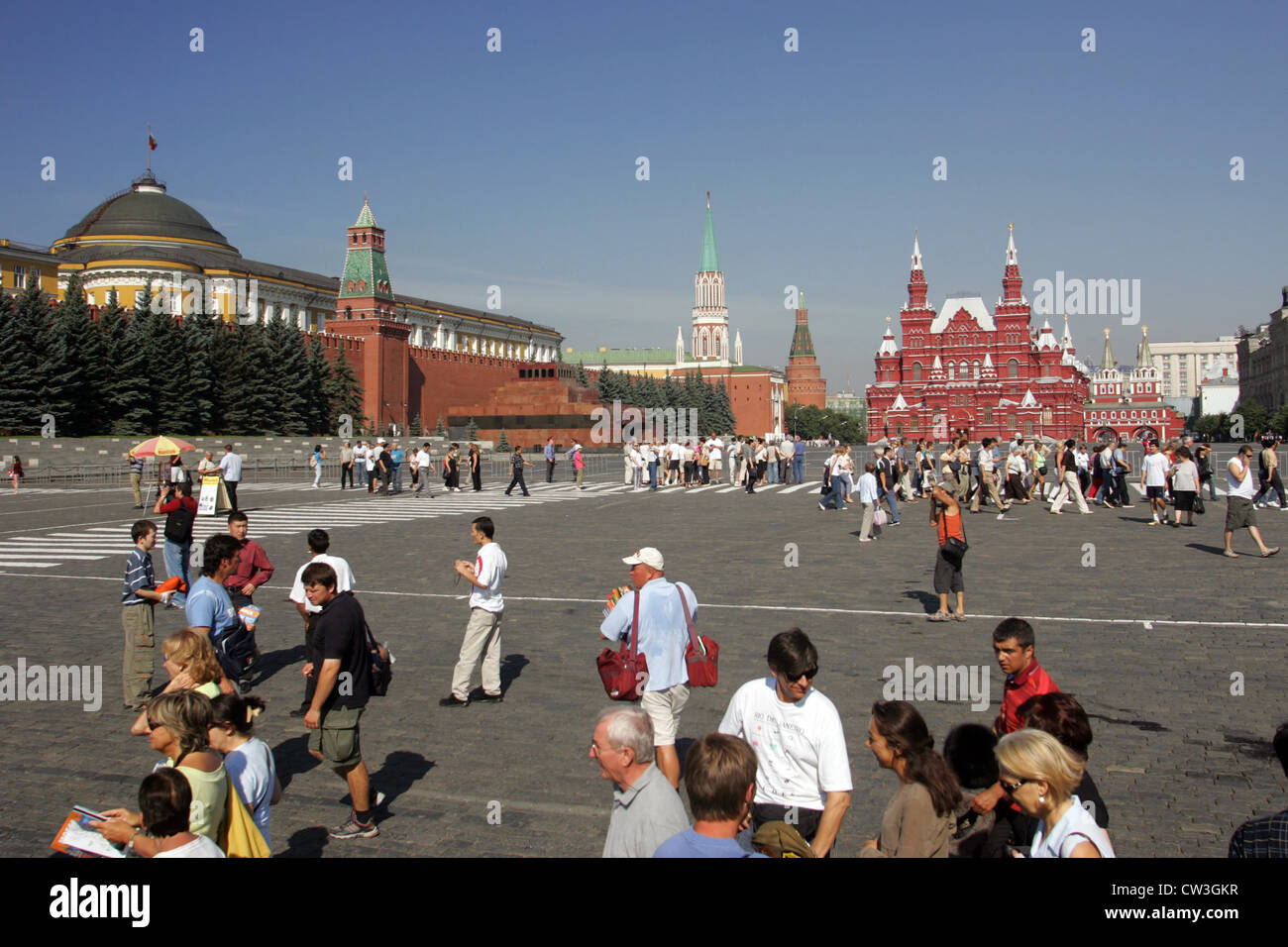 Moscou, les touristes à la Place Rouge. Le mausolée de Lénine en arrière-plan (à gauche) et le Musée Historique Banque D'Images