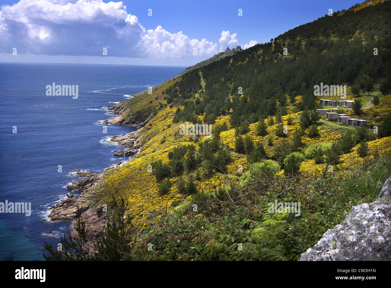 La vue depuis la route côtière près de Finisterre en Espagne, une extension du chemin de Saint-Jacques de Compostelle. Banque D'Images