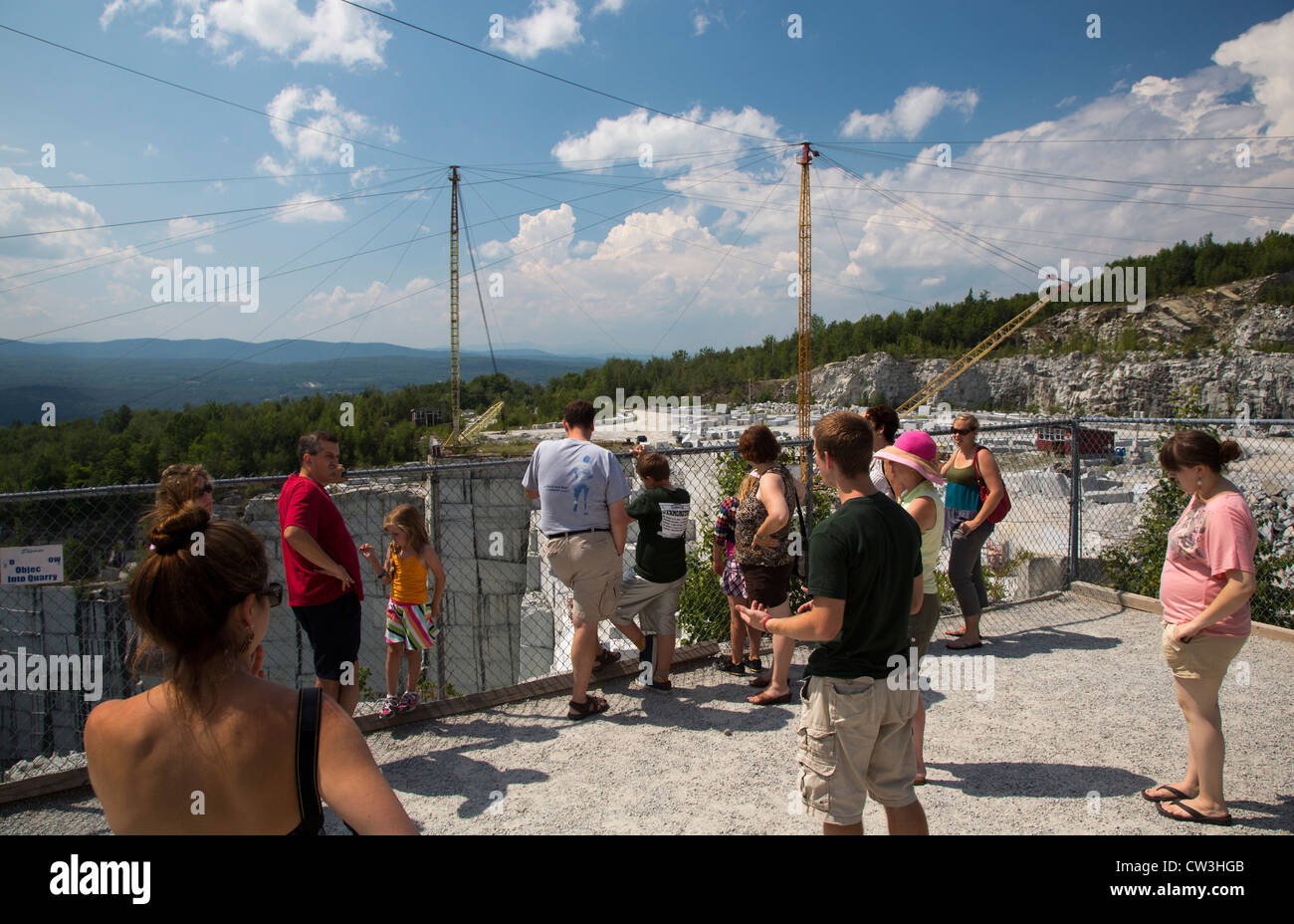 Graniteville, Vermont - un groupe en voyage organisé Rock of Ages Corporation's Carrière de granit. Banque D'Images