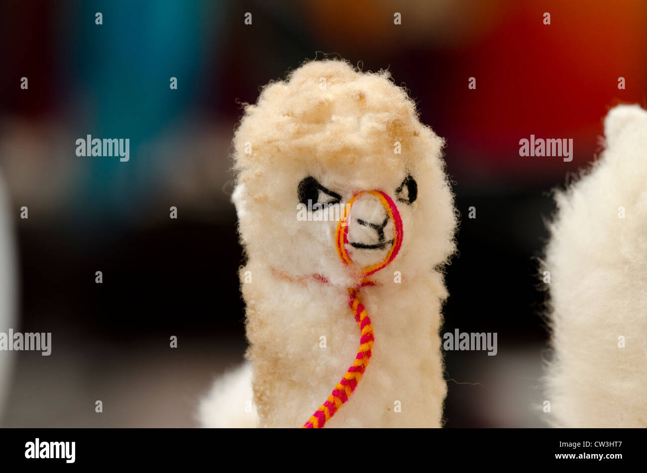 L'Équateur, Quito, Marché artisanal d'Otavalo. Souvenir en peluche jouet lama. Banque D'Images