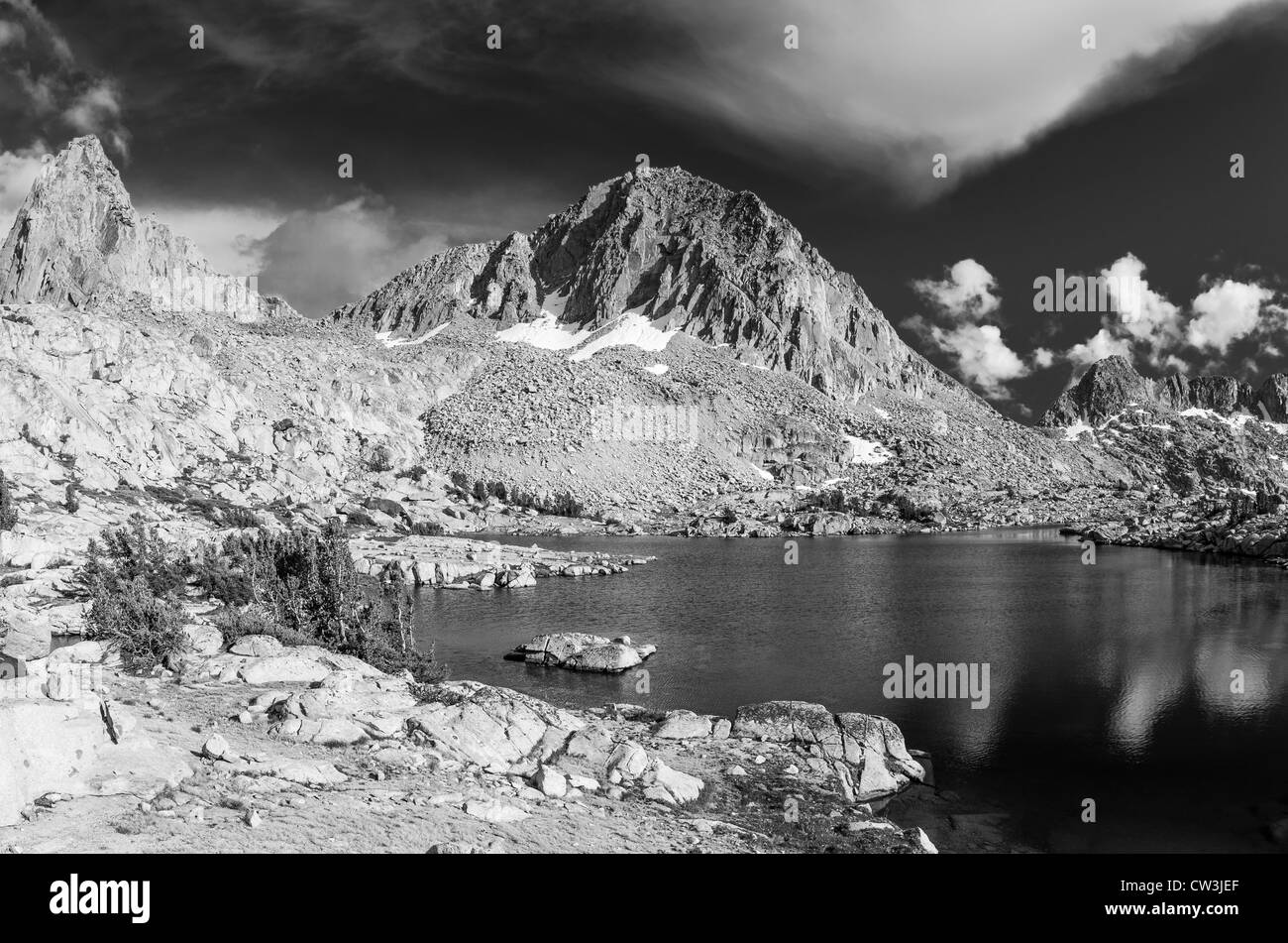 Tarn et au-dessus de pics alpins Dusy Bassin, le Parc National Kings Canyon, California USA Banque D'Images