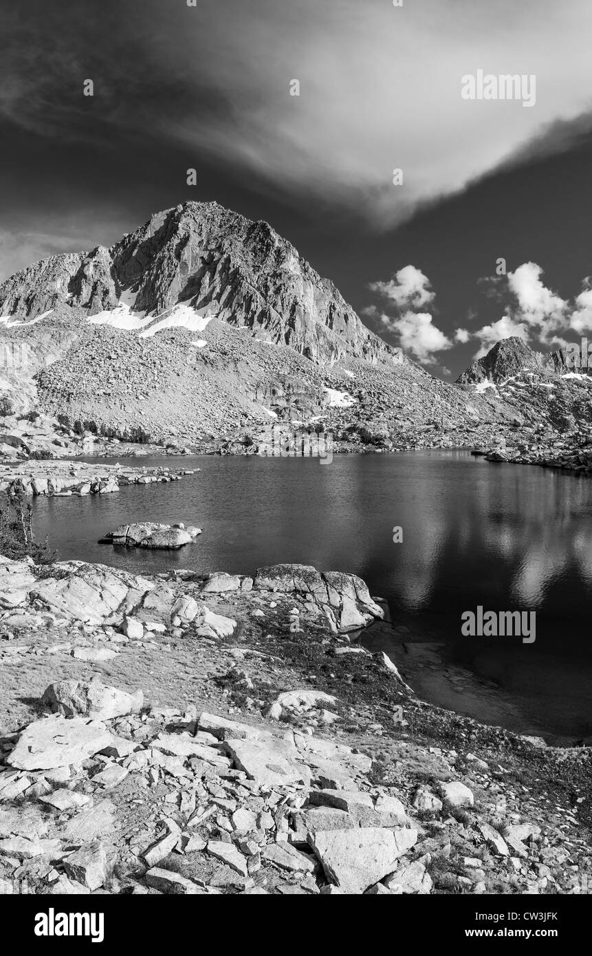 Tarn et au-dessus de pics alpins Dusy Bassin, le Parc National Kings Canyon, California USA Banque D'Images