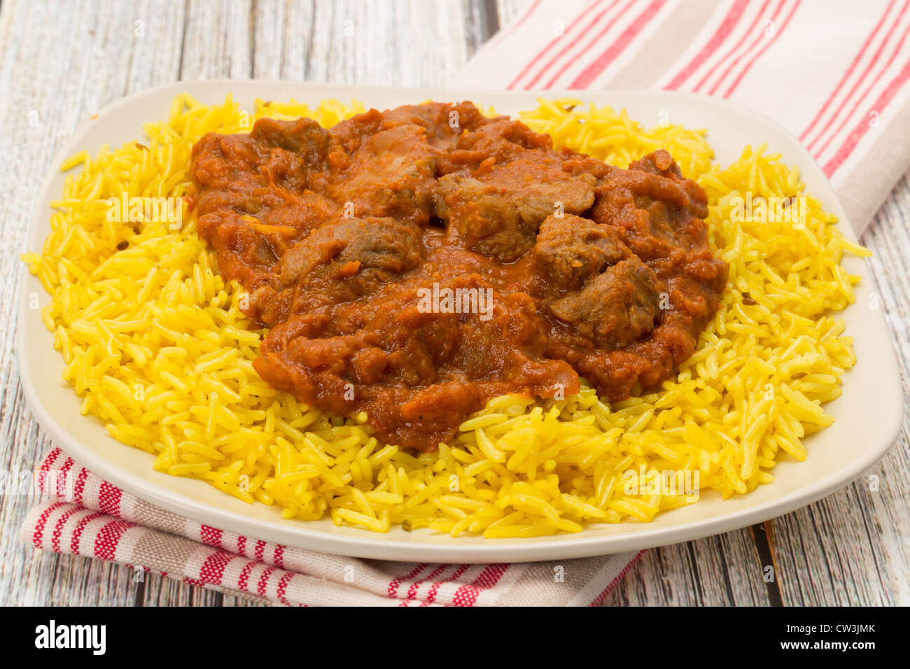 Repas indien d'agneau rogan josh servi avec riz pilaf parfumé - Studio shot Banque D'Images