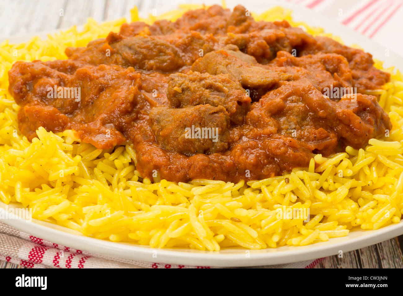 Gros plan sur un repas indien d'agneau rogan josh servi avec riz pilaf parfumé - Studio shot Banque D'Images