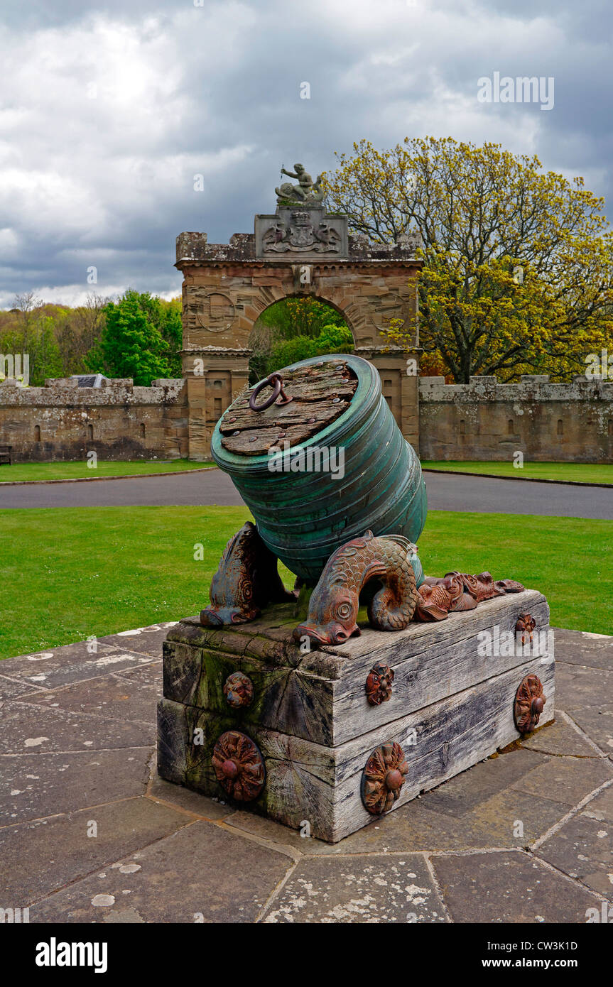 Petit canon médiéval dans le parc du Château de Culzean, Ayrshire, Scotland, UK Banque D'Images