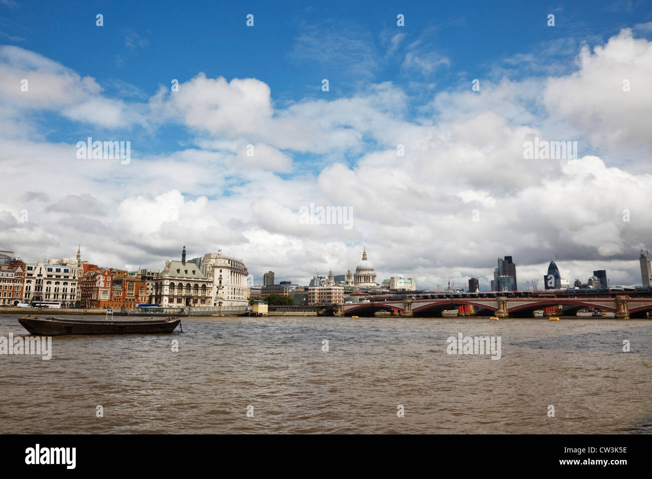 Tamise, Londres vers la Cathédrale St Paul, cornichon et Blackfriars Bridge. Banque D'Images