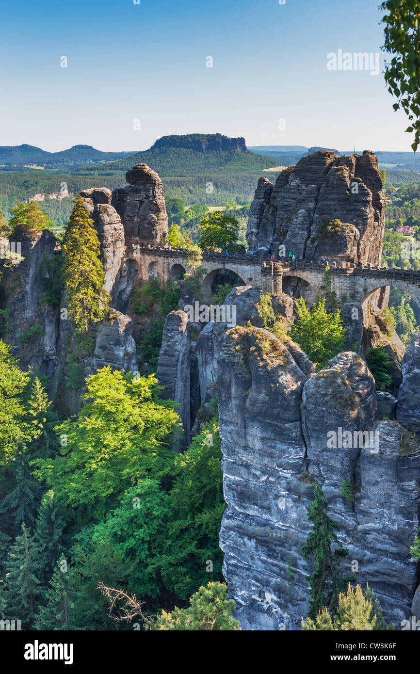 Rock formation Bastei (Bastion) et la montagne de la table Lilienstein, Lohmen, la Suisse saxonne près de Dresde, Saxe, Allemagne, Europe Banque D'Images