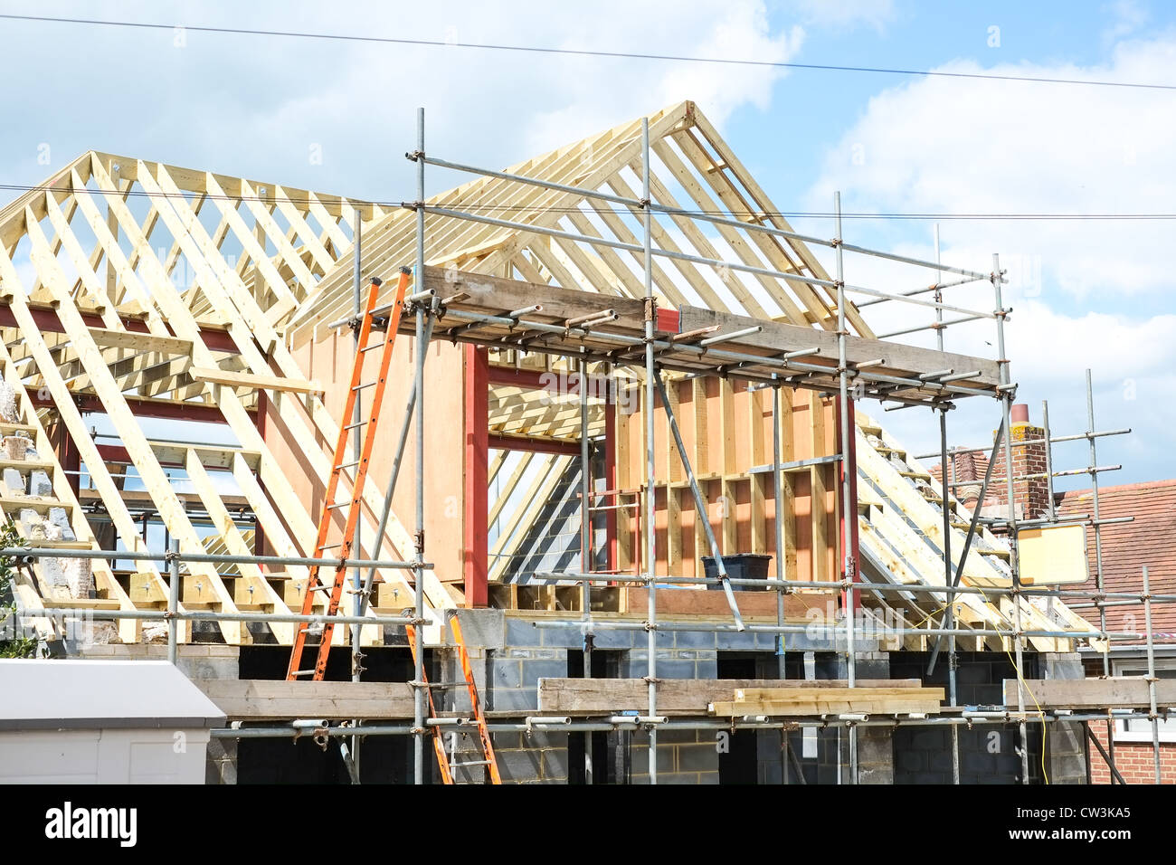 Nouvelle maison en construction avec un grand toit lucarne, Banque D'Images Nouvelle maison en construction avec un grand toit lucarne, Banque D'Images