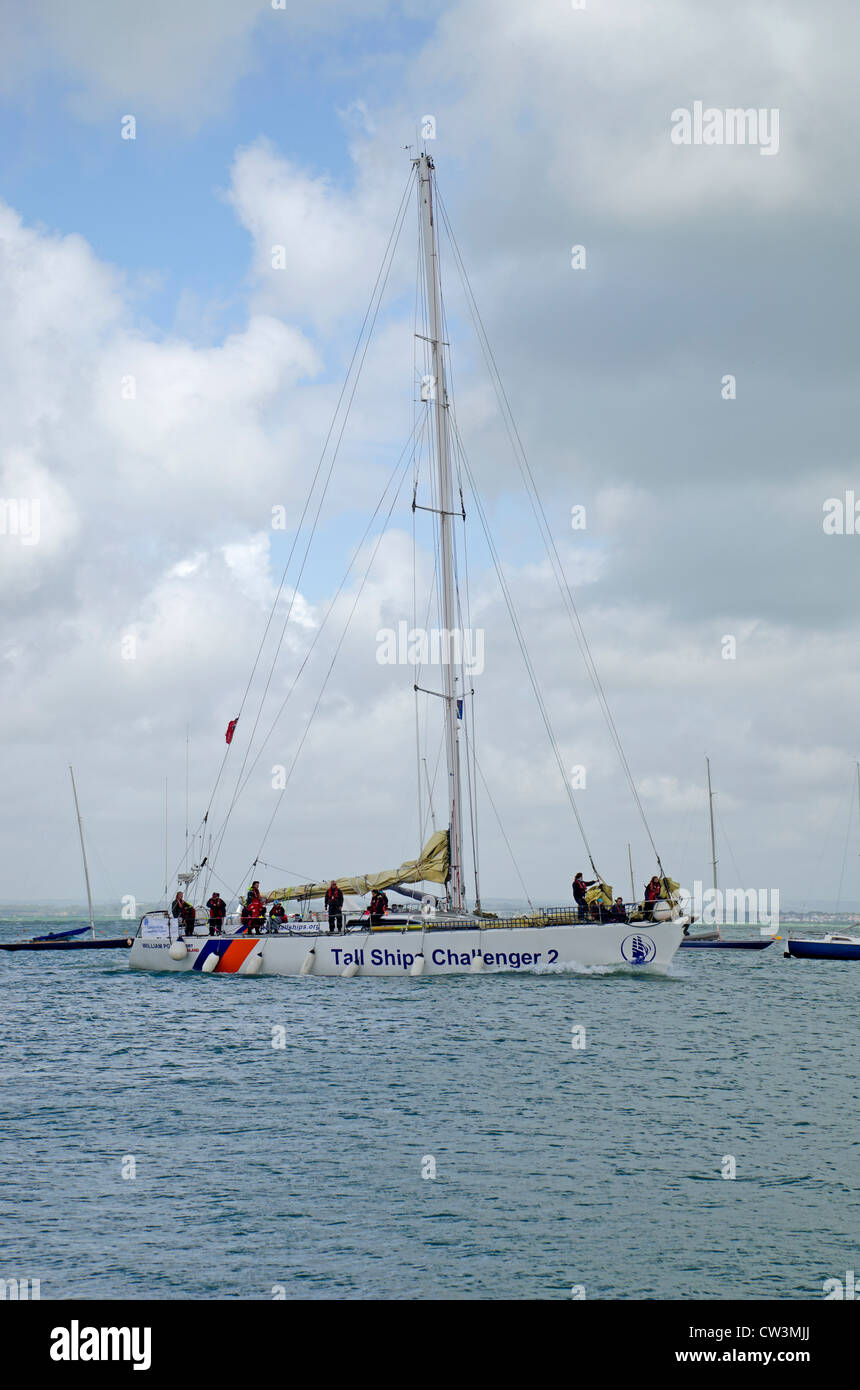 Grand voilier challenger 2 Entrée en cowes Banque D'Images