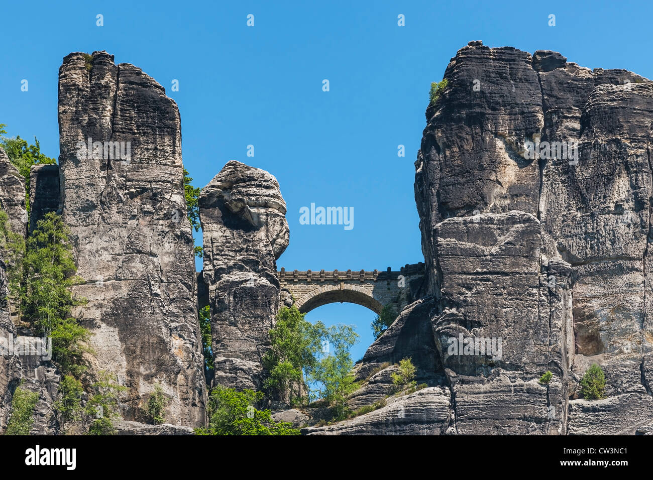 Voir à partir de la station thermale Rathen, près de Dresde, à la formation rocheuse Bastei (Bastion), la Suisse Saxonne, Saxe, Allemagne, Europe Banque D'Images
