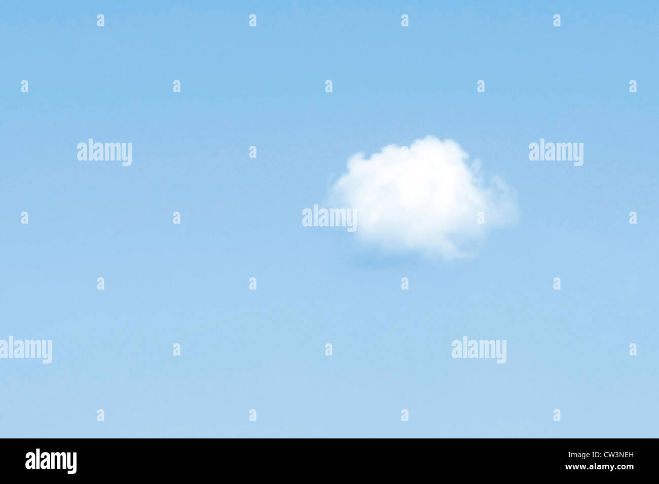 Un seul nuage sur un ciel bleu Banque D'Images