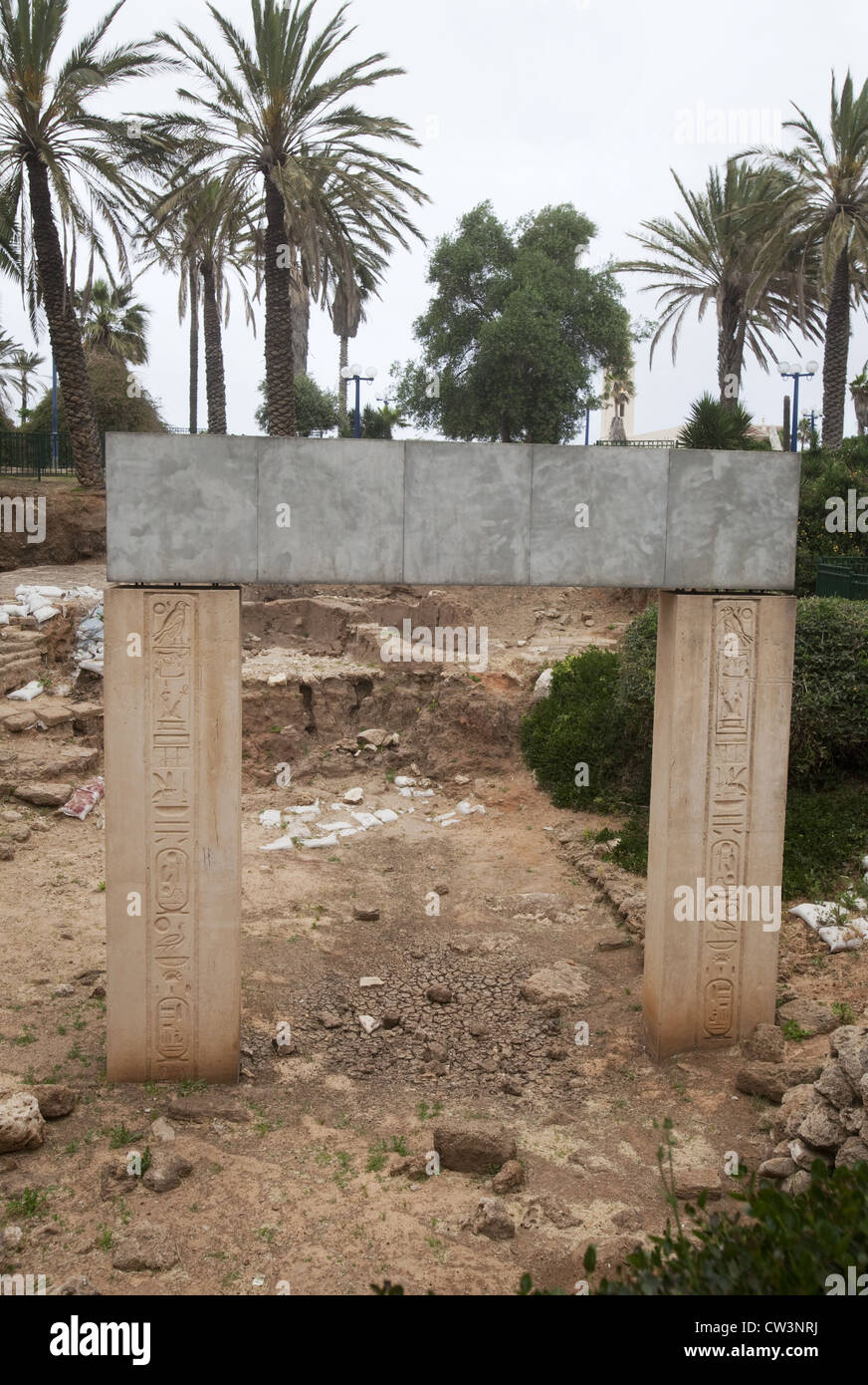 Site archéologique montrant un 1991 réplique de la fin de l'âge du Bronze gate portant les titres de l'Egyptien Pharaon Ramsès II Banque D'Images