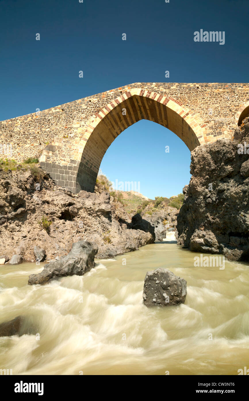 L'ancien "Pont des Sarrasins" près de Bronte en Sicile, Italie Banque D'Images