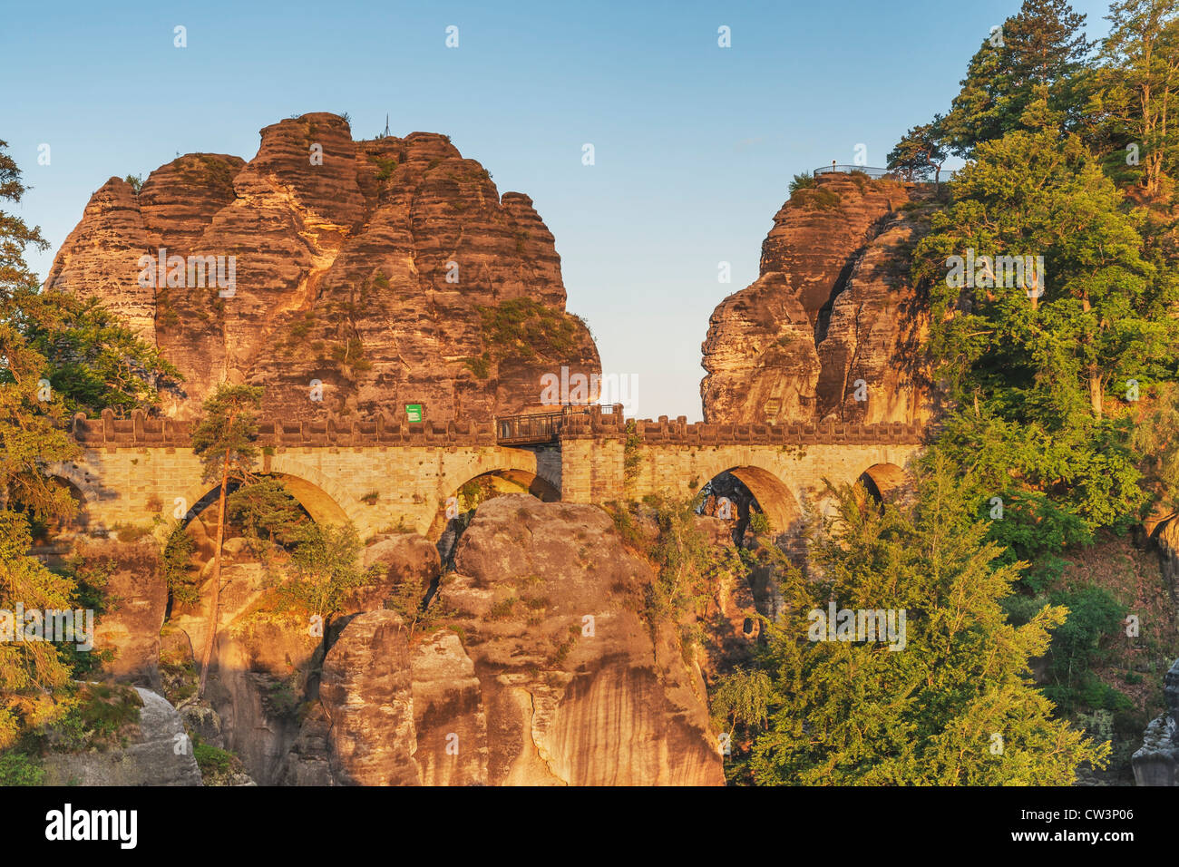 Rock formation Bastei (Bastion) et Bastion Bridge, Lohmen, la Suisse saxonne près de Dresde, Saxe, Allemagne, Europe Banque D'Images