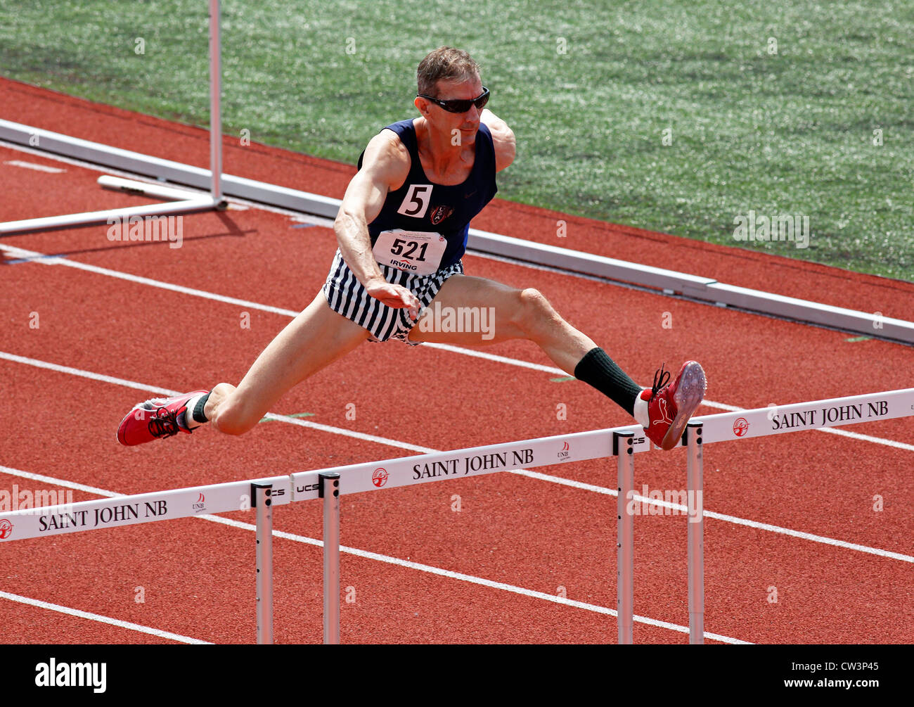 Mark Williamson de USA exécute les haies aux 2012 NCCWMA et CMA d'Athlétisme. Banque D'Images