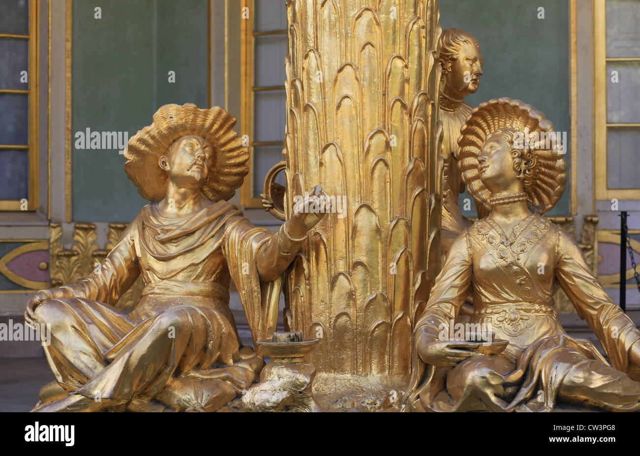 Ensemble de sculptures en grès doré de la Chinese House, un pavillon de jardin dans le parc de Sanssouci à Potsdam, en Allemagne. Banque D'Images