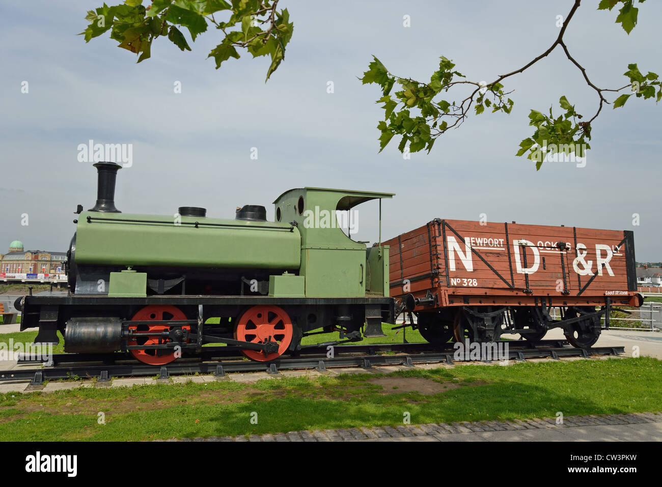 Train à vapeur d'époque en bord de rivière, ville de Newport (Casnewydd), pays de Galles (Cymru), Royaume-Uni Banque D'Images