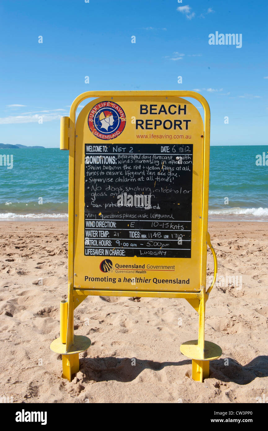 Signer avec rapport sur la plage soleil, l'eau et la météo à la plage principale de Townsville Accès aux massifs, Tropical North Queensland, Australie Banque D'Images