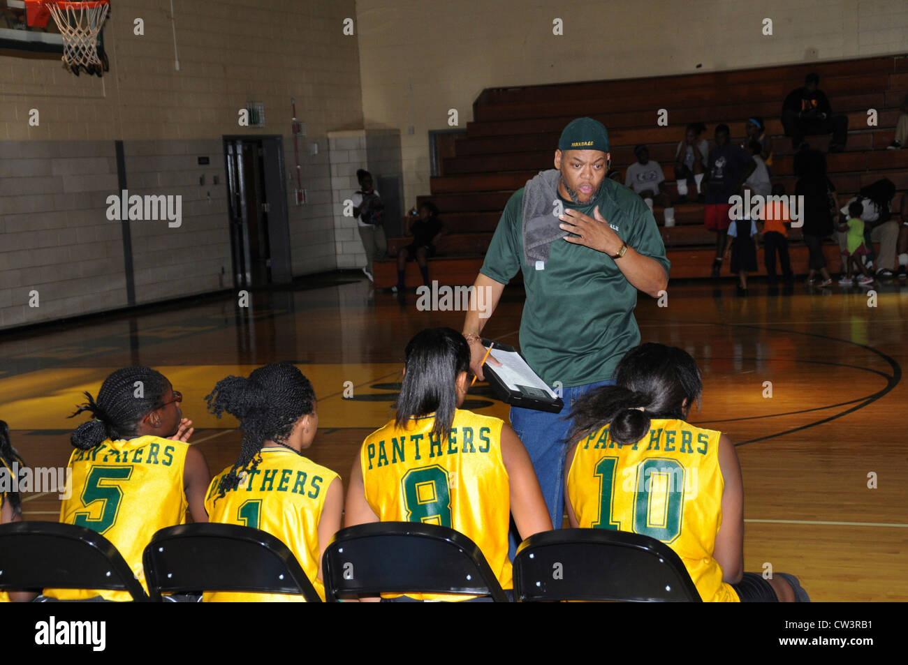 Parler à l'entraîneur high school girl de basket-ball Banque D'Images