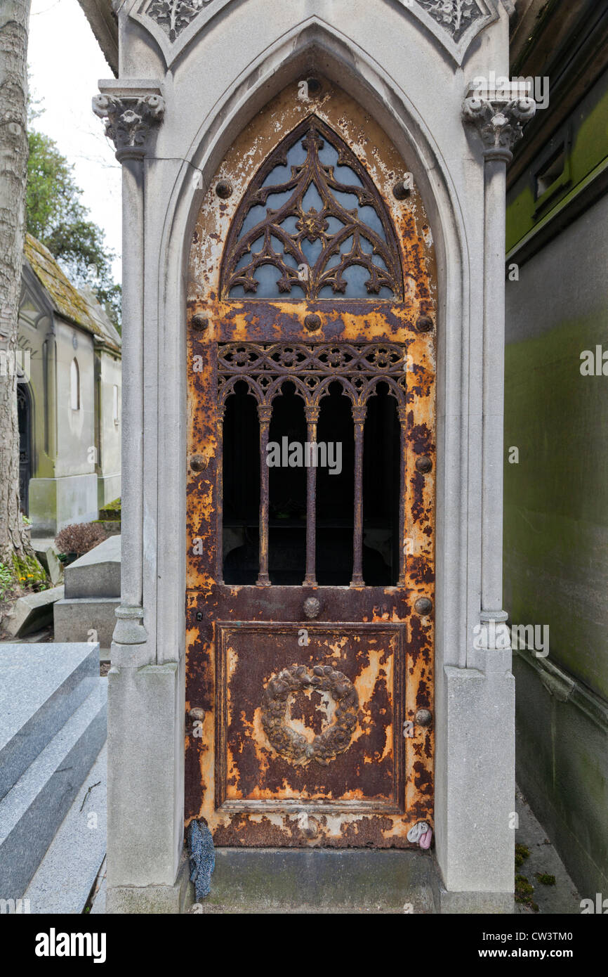 Porte en fer rouillé à la tombe, cimetière du Père Lachaise, Paris, France Banque D'Images