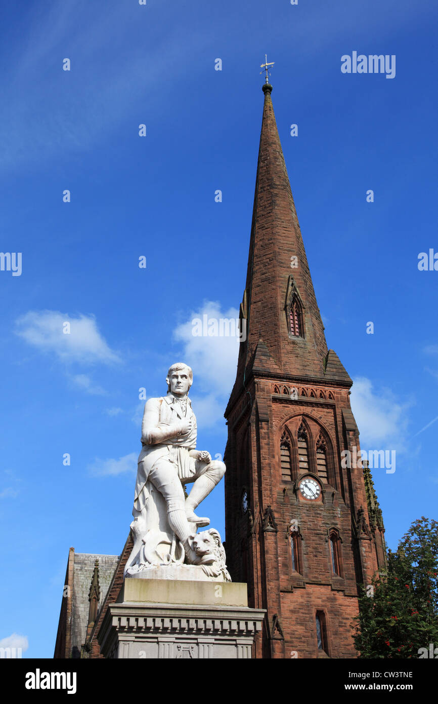 Statue de Robert Burns et clocher de l'église de Greyfriars, Dumfries, Ecosse, Royaume-Uni Banque D'Images
